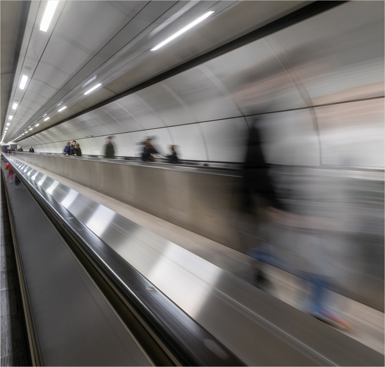 BANK TRAVELATOR LONDON TUBE